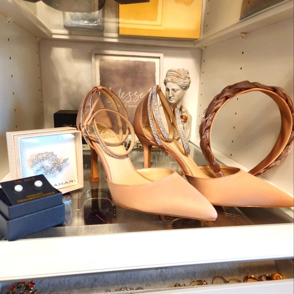 2Pc Set- Vince Camuto Women's Tan Heels And Headband